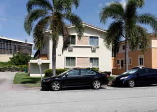 119 Antiquera Ave in Coral Gables, FL - Foto de edificio - Building Photo