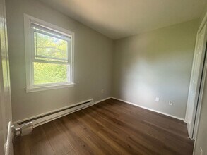 220 Glen Haven Rd, Unit E in New Haven, CT - Foto de edificio - Building Photo
