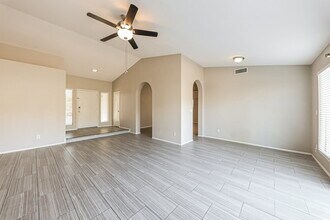 8014 W Aster Dr, Unit G7 in Peoria, AZ - Building Photo - Building Photo