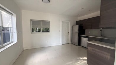 560 NE 67th St in Miami, FL - Building Photo - Building Photo