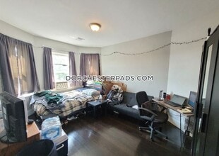 21 Rowell St, Unit 2 in Boston, MA - Foto de edificio - Building Photo