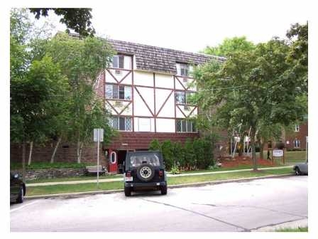 Birch Tree Court in Milwaukee, WI - Building Photo