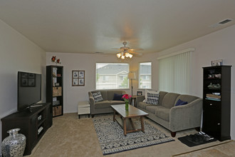 Yosemite Terrace Apartments in Chico, CA - Building Photo - Interior Photo