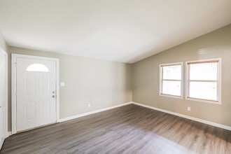 927 W Lakeview Cir in Clinton, MS - Building Photo - Building Photo