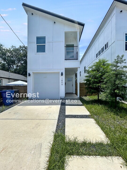 1804 E Crockett St in San Antonio, TX - Building Photo