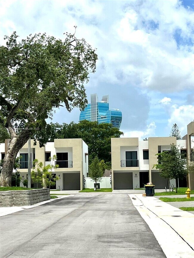 5521 W Oak Wy in Davie, FL - Building Photo - Building Photo