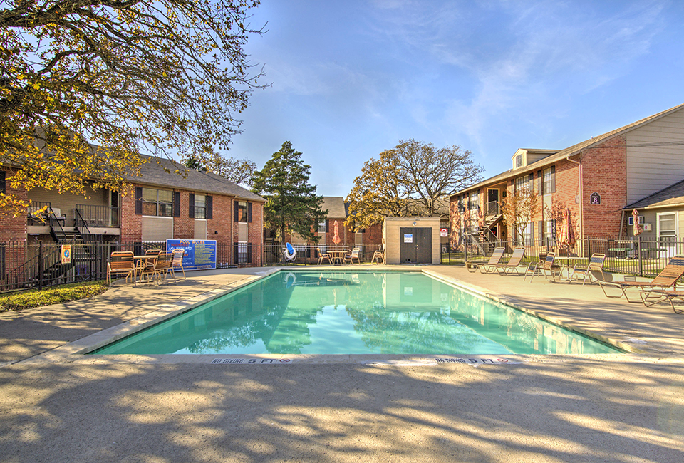 Rolling Oaks Apartment Homes in Giddings, TX - Building Photo