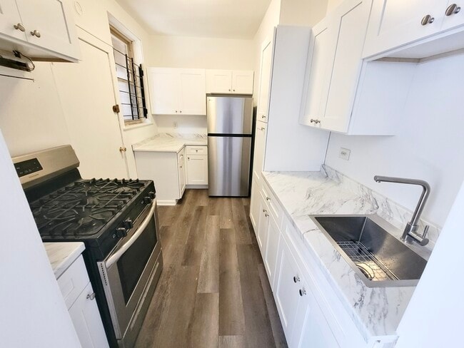 2212 E 70th St in Chicago, IL - Building Photo - Building Photo
