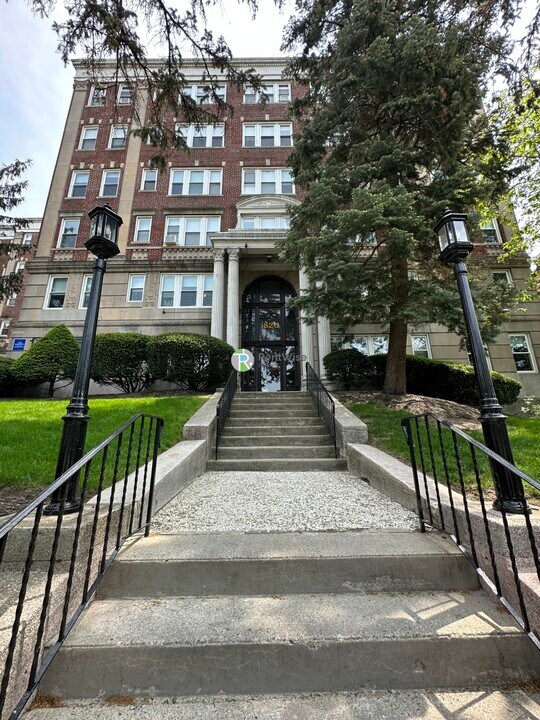 1820 Commonwealth Ave, Unit 5 in Boston, MA - Building Photo