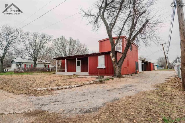 808 S Yosemite St in Iowa Park, TX - Building Photo - Building Photo