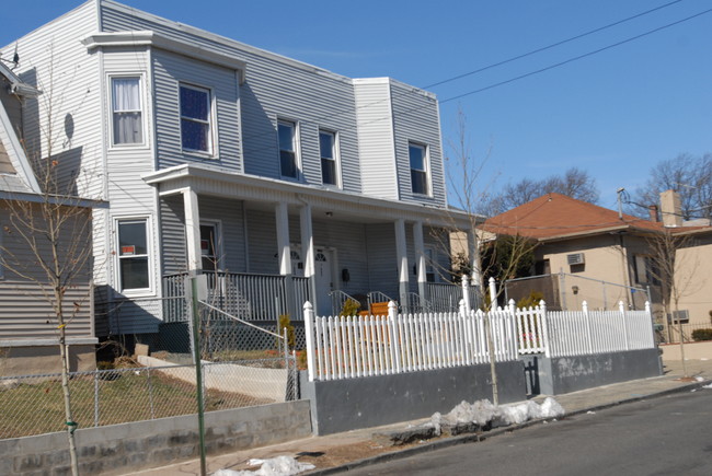 666 E 28th St in Paterson, NJ - Foto de edificio - Building Photo