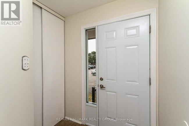 1800 Stonehenge Crescent in Ottawa, ON - Building Photo - Building Photo