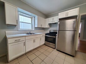 76 Pearsall Ave, Unit 3 in Jersey City, NJ - Building Photo
