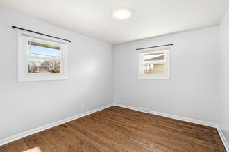 3316 E Bottsford Ave, Unit Upper Unit in Cudahy, WI - Foto de edificio - Building Photo