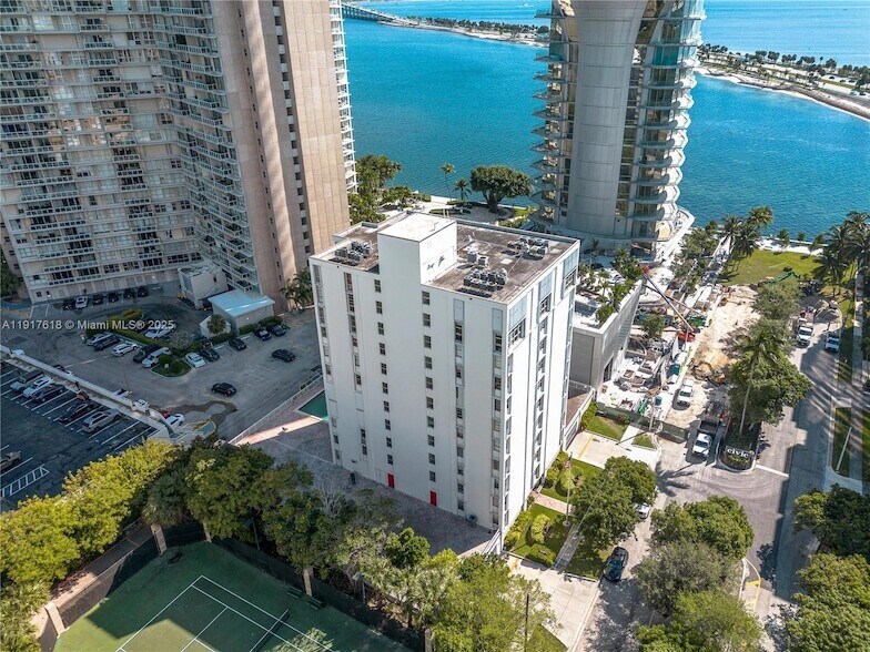 145 SE 25th Rd, Unit 1003 in Miami, FL - Building Photo