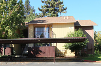 Meadowood Village Apartments in Dixon, CA - Building Photo - Building Photo