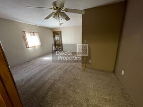 3301 River Bluff Rd in Mitchell, SD - Foto de edificio - Building Photo
