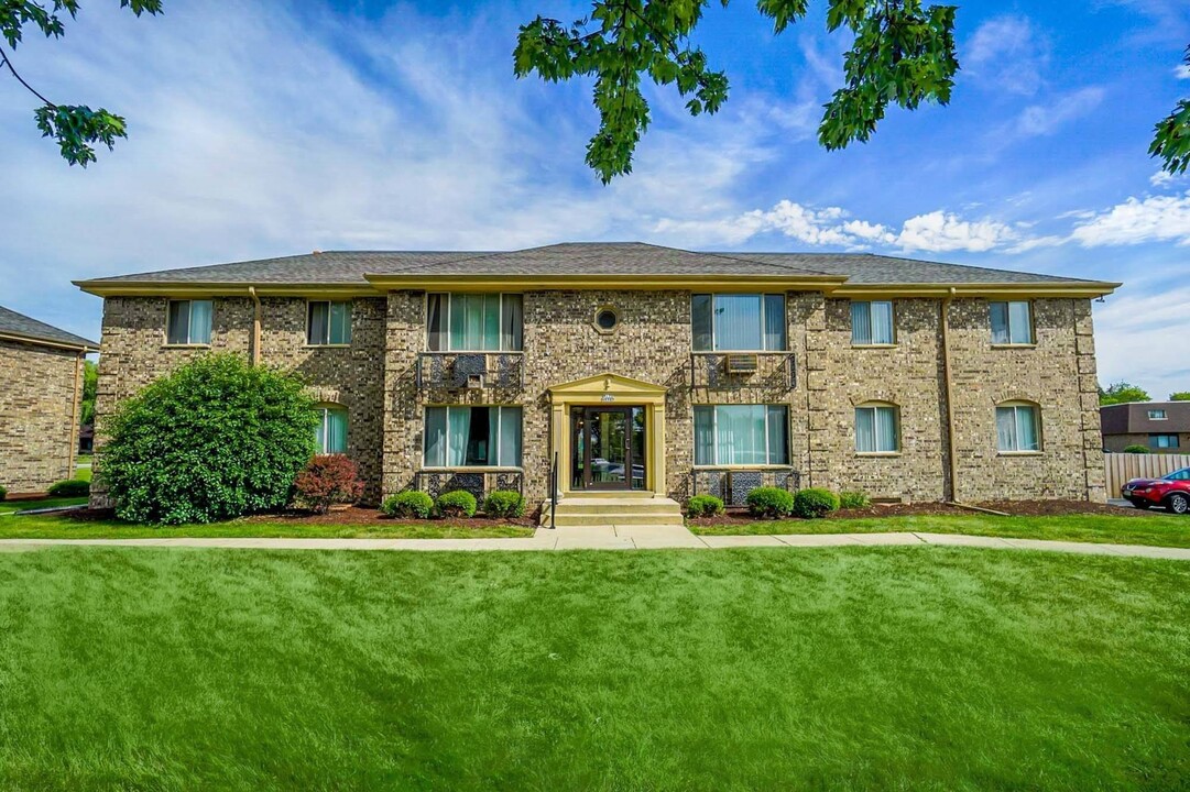 Stone Point Apartments in Menomonee Falls, WI - Foto de edificio