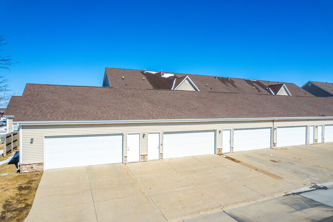 Jordan Heights Townhomes in West Des Moines, IA - Building Photo - Building Photo