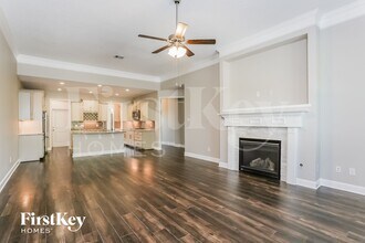 9923 Oaklawn Dr in Mont Belvieu, TX - Foto de edificio - Building Photo