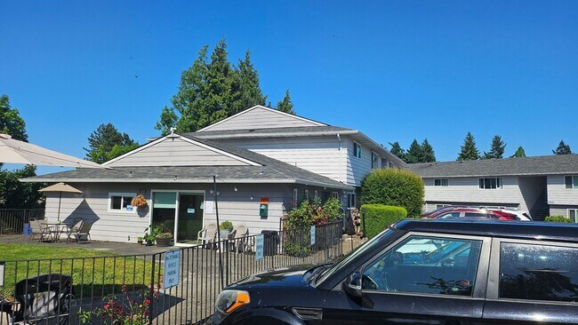 4523 SW Luradel St in Portland, OR - Building Photo - Building Photo