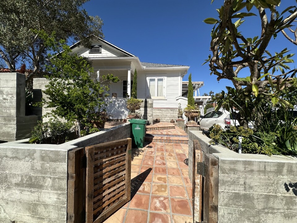 3020 Byron St-Unit -(Lower unit) in San Diego, CA - Building Photo