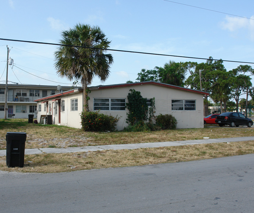 2780-2790 SW 1st St in Fort Lauderdale, FL - Foto de edificio