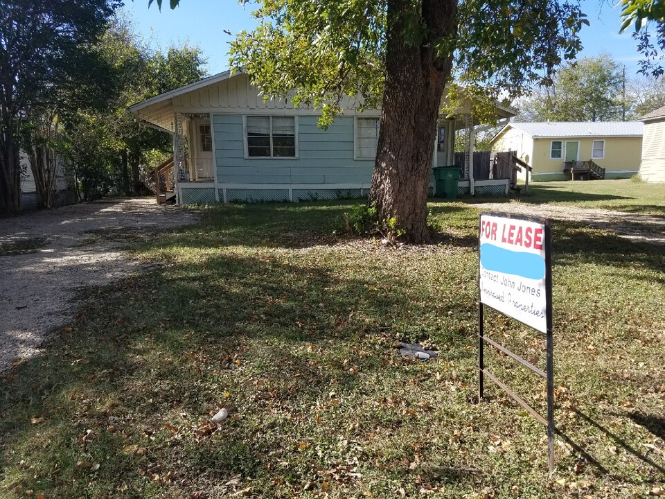 309 Fowzer St, Unit B in Taylor, TX - Building Photo