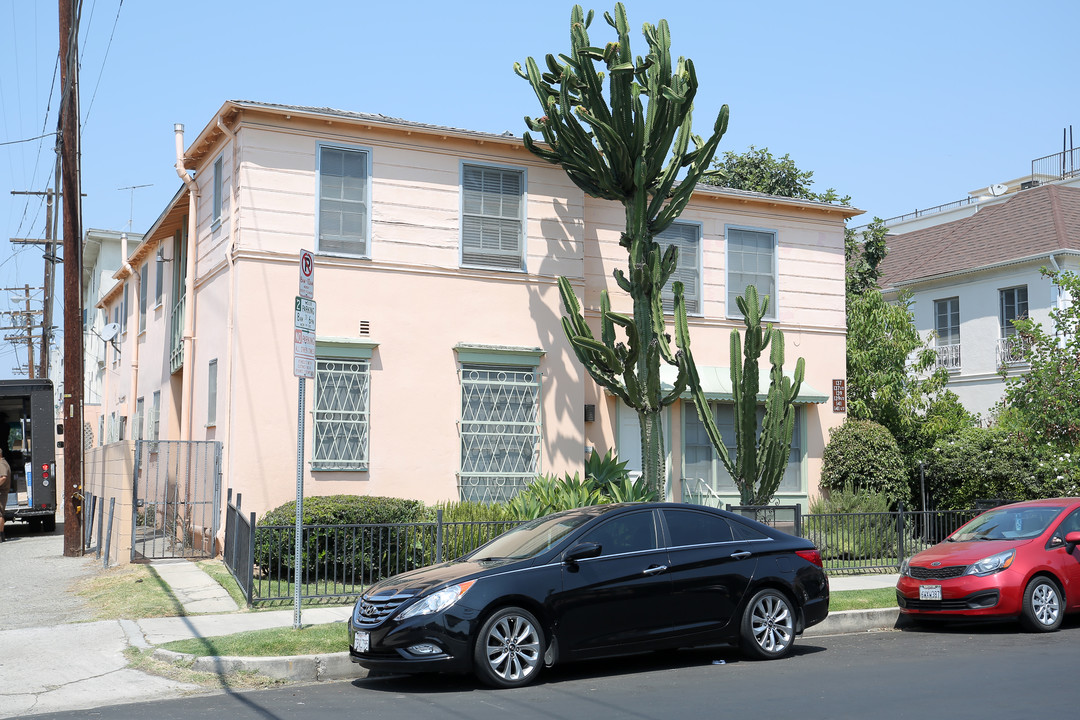 137 S Sweetzer Ave in West Hollywood, CA - Building Photo