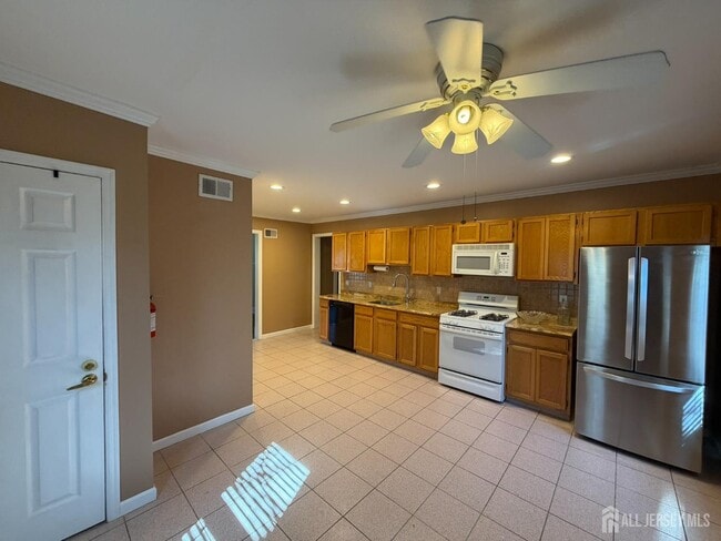 628 Grove Ave in Edison, NJ - Building Photo - Building Photo