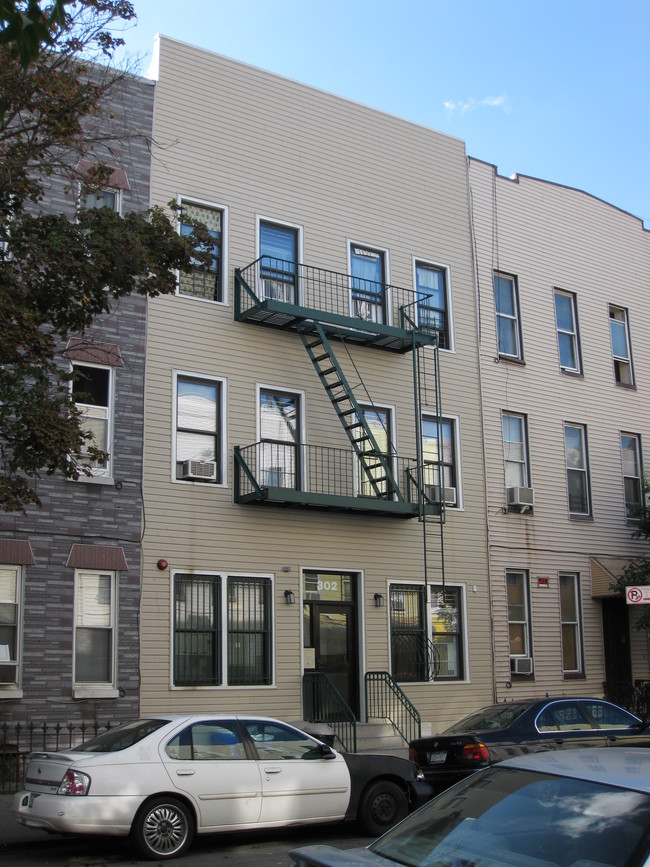 302 Harman St in Brooklyn, NY - Building Photo - Building Photo