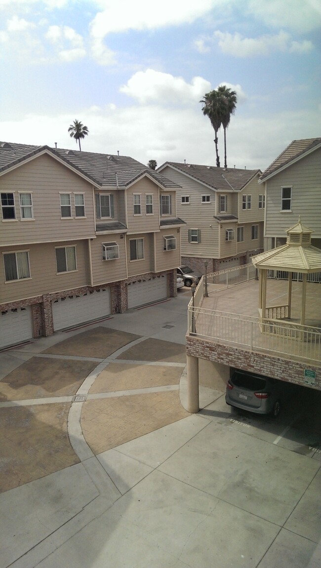 9328 Somerset Blvd in Bellflower, CA - Building Photo - Building Photo