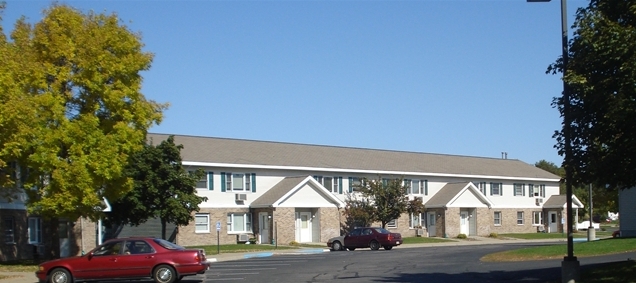 Hickory Drive and Pinecrest Apartments in Plover, WI - Foto de edificio