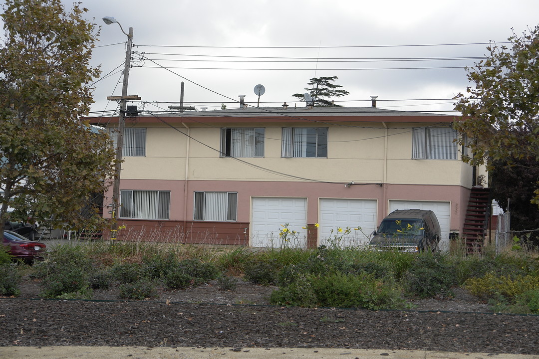 9836 Bancroft Ave in Oakland, CA - Building Photo