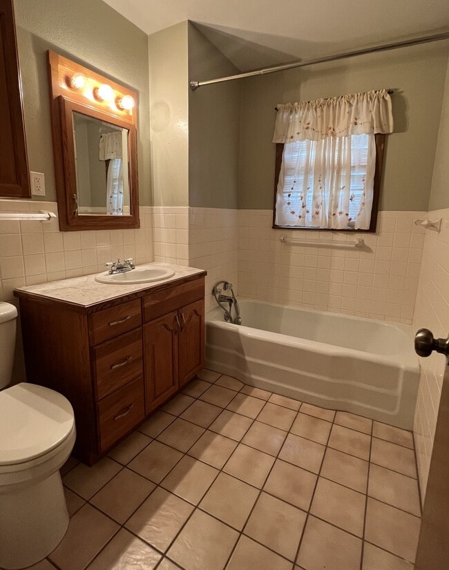 814 W 22nd Ave in Hutchinson, KS - Building Photo - Building Photo