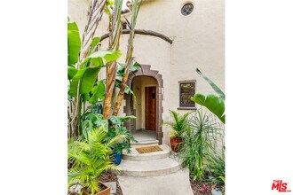 2319 Meadow Valley Terrace in Los Angeles, CA - Building Photo - Building Photo