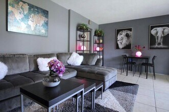 2120 NE 168th St in North Miami Beach, FL - Building Photo - Building Photo