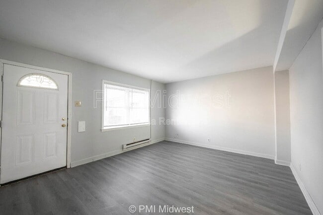 3725 N Sherman Dr, Unit Apt 4 in Indianapolis, IN - Foto de edificio - Building Photo