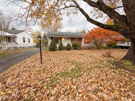 3380 Sunnybrooke Dr in Youngstown, OH - Building Photo