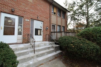 20 Henderson Dr, Unit A in East Hartford, CT - Foto de edificio - Building Photo