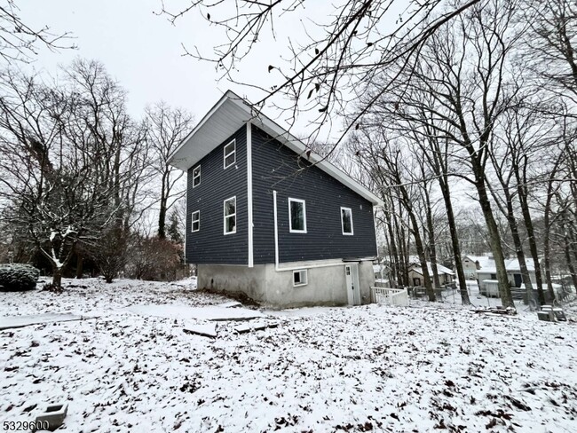 328 Knox Way in Hopatcong, NJ - Building Photo - Building Photo