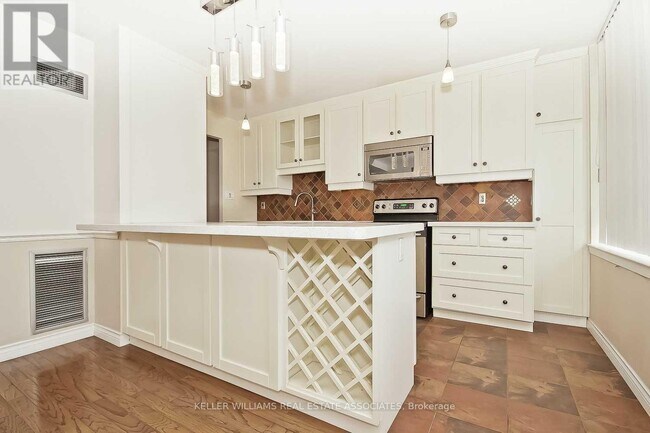 633-1633 Bay St. in Toronto, ON - Building Photo - Building Photo