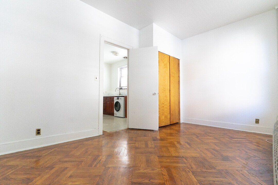 34-27 43rd St in Queens, NY - Building Photo