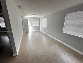 1330 NE 111th St in Miami, FL - Building Photo - Building Photo