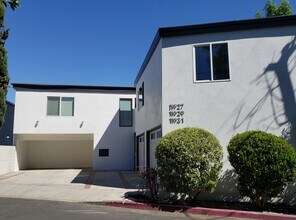 11927 Laurelwood Dr in Studio City, CA - Building Photo - Building Photo