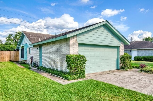 22118 Meadowhill Dr in Spring, TX - Building Photo - Building Photo