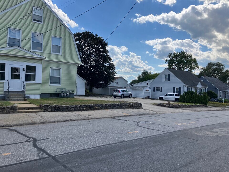635 Shasta St, Unit 2 in Manchester, NH - Building Photo