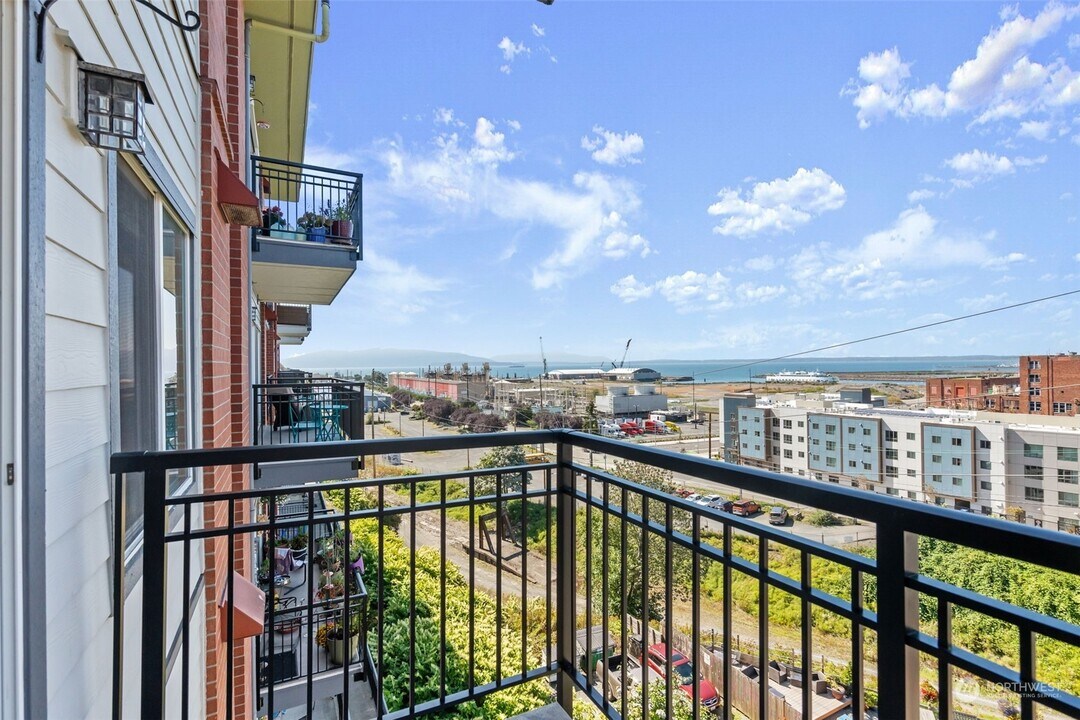 1015 Railroad Ave, Unit 412 in Bellingham, WA - Foto de edificio