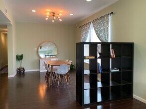 1067 W Argyle St, Unit 2F in Chicago, IL - Building Photo - Building Photo