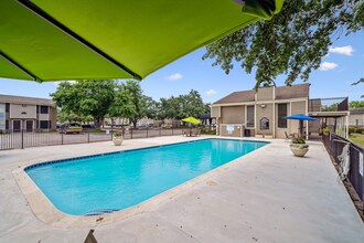 Royal Oaks of Pearland in Pearland, TX - Foto de edificio - Building Photo